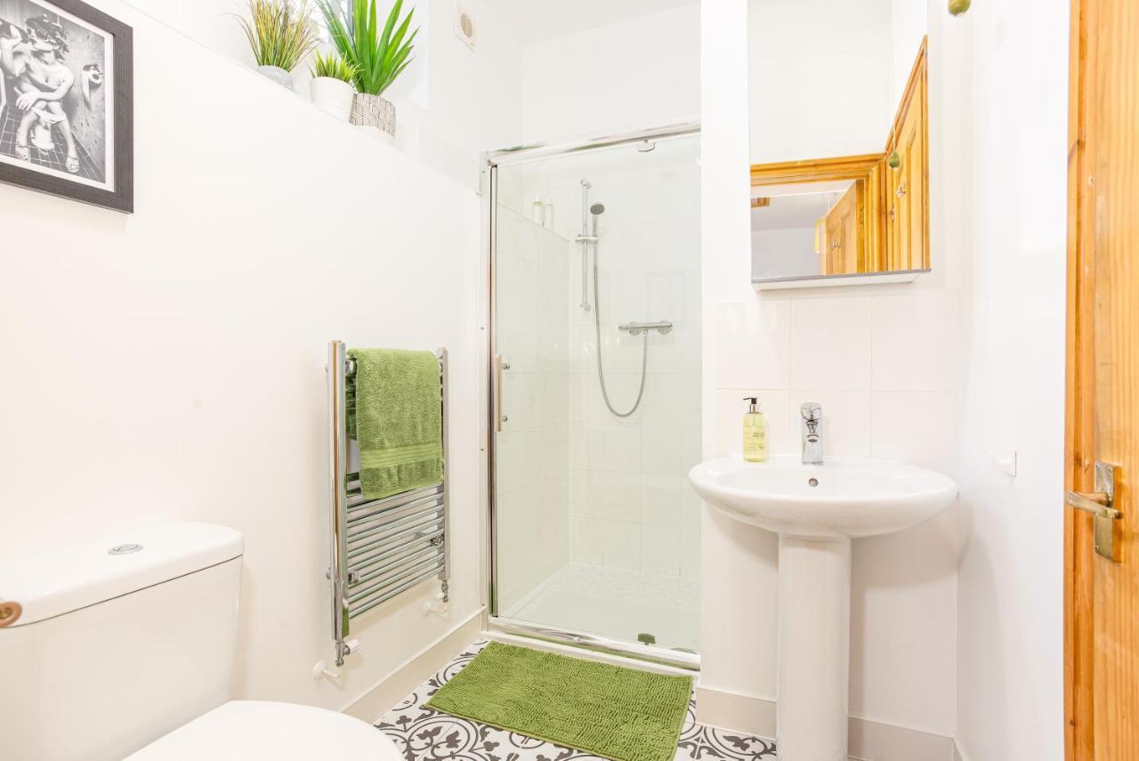 Byevo Oswestry Barn - Quirky Romantic Retreat Or Cosy Contractor Base מראה חיצוני תמונה