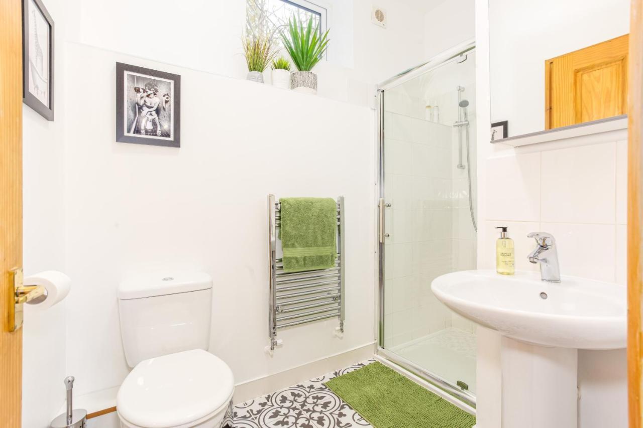 Byevo Oswestry Barn - Quirky Romantic Retreat Or Cosy Contractor Base מראה חיצוני תמונה