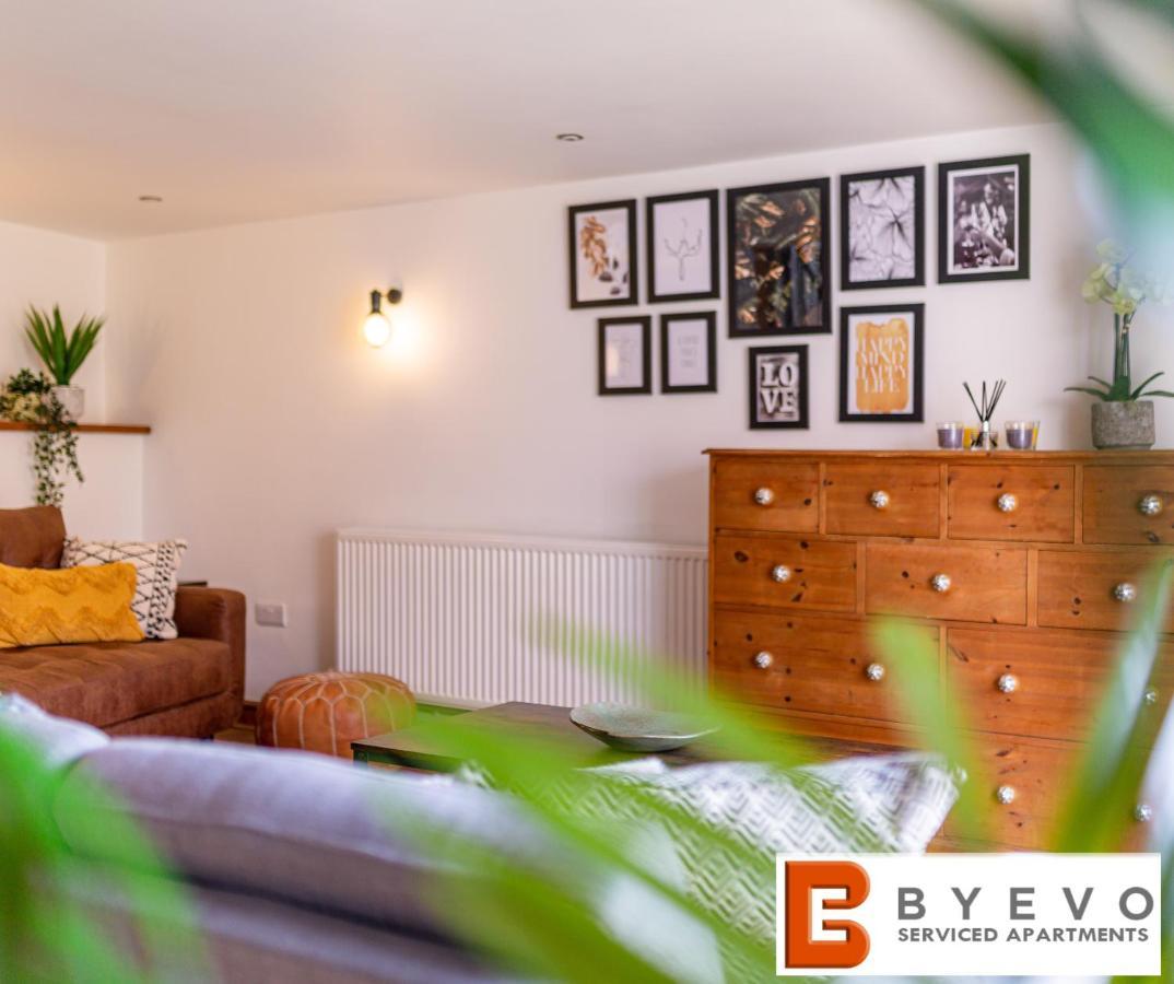 Byevo Oswestry Barn - Quirky Romantic Retreat Or Cosy Contractor Base מראה חיצוני תמונה